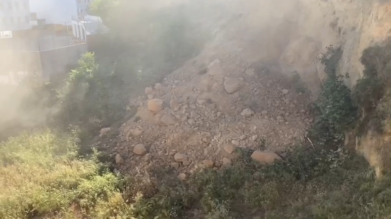 Se derrumba parte de un cabezo a la altura de la calle Aragón en Huelva