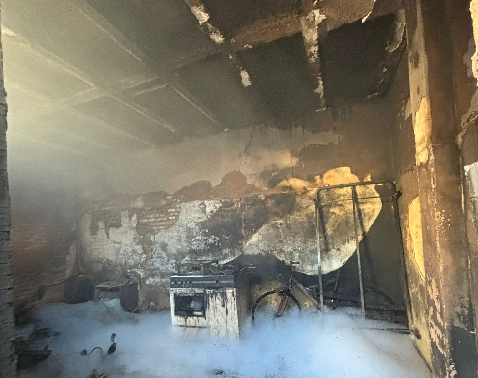Un incendio arrasa una vivienda en Hinojos