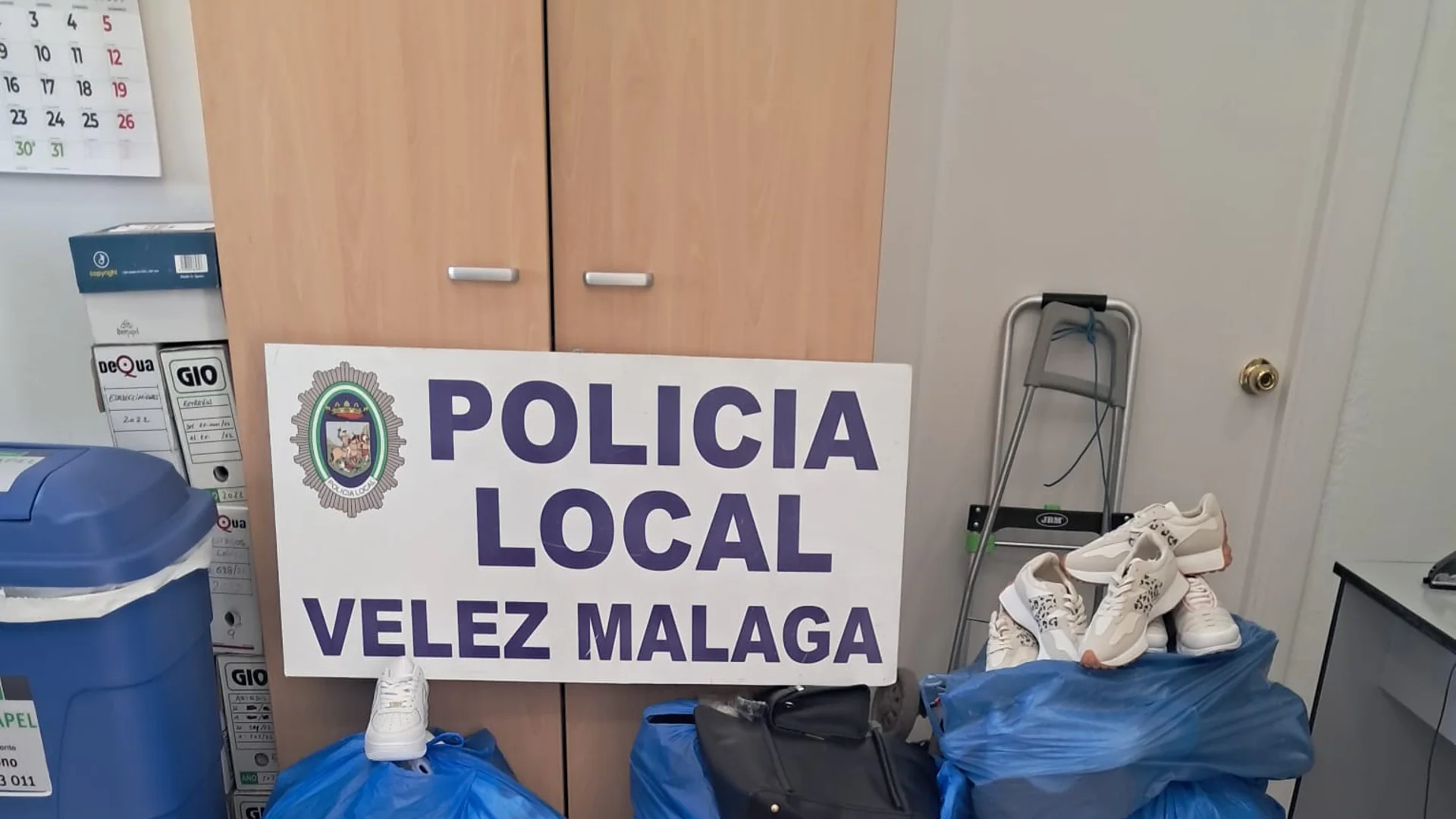 Sucesos Málaga: Requisan más de 200 artículos falsificados y 300 kilos de fruta de venta irregular en Vélez-Málaga