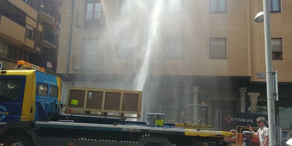 Un operario ha picado en una tubería situada junto a la plaza de Santa Eulalia. 