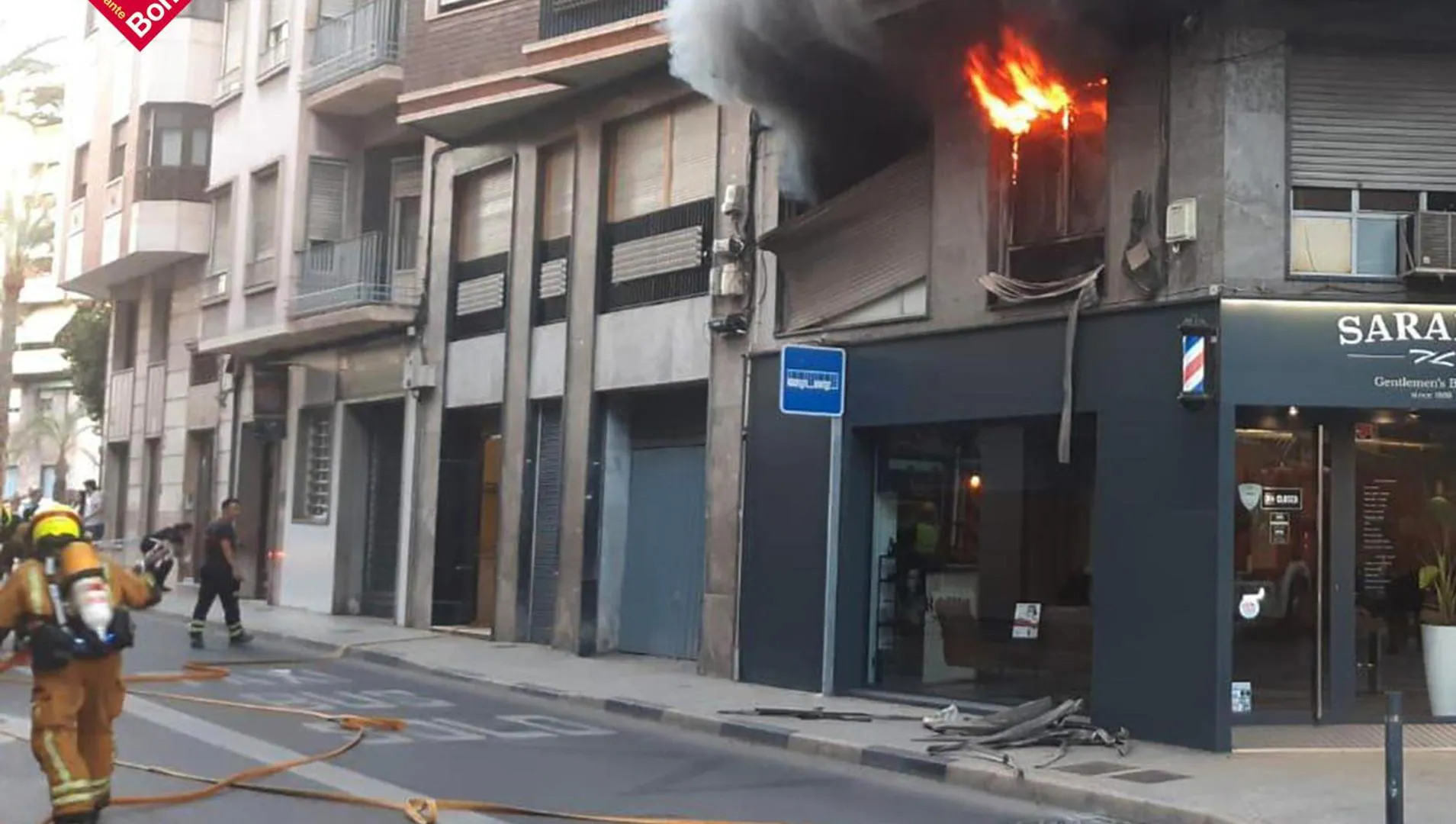 Vivienda en Elche calcinada por un incendio: vecinos fueron evacuados