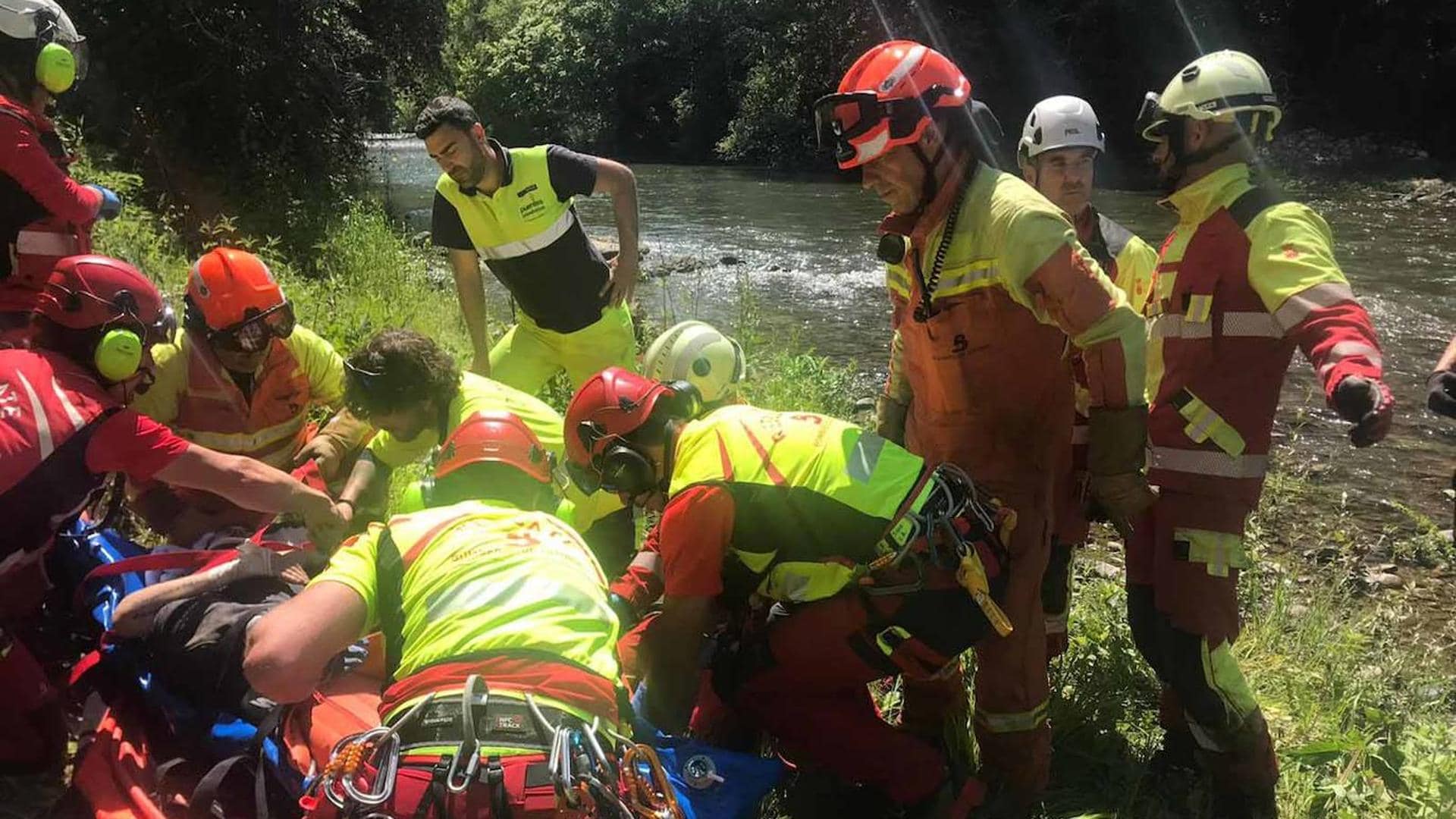 Un motorista, herido tras sufrir una salida de vía y caer por un desnivel en Peñamellera Baja