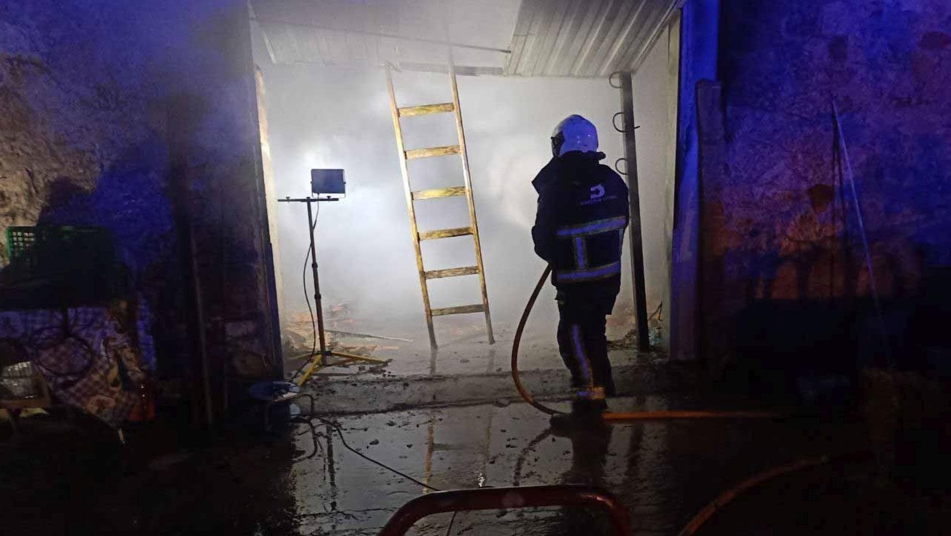 Dos intoxicados en el incendio de su vivienda en Sobrescobio durante la madrugada