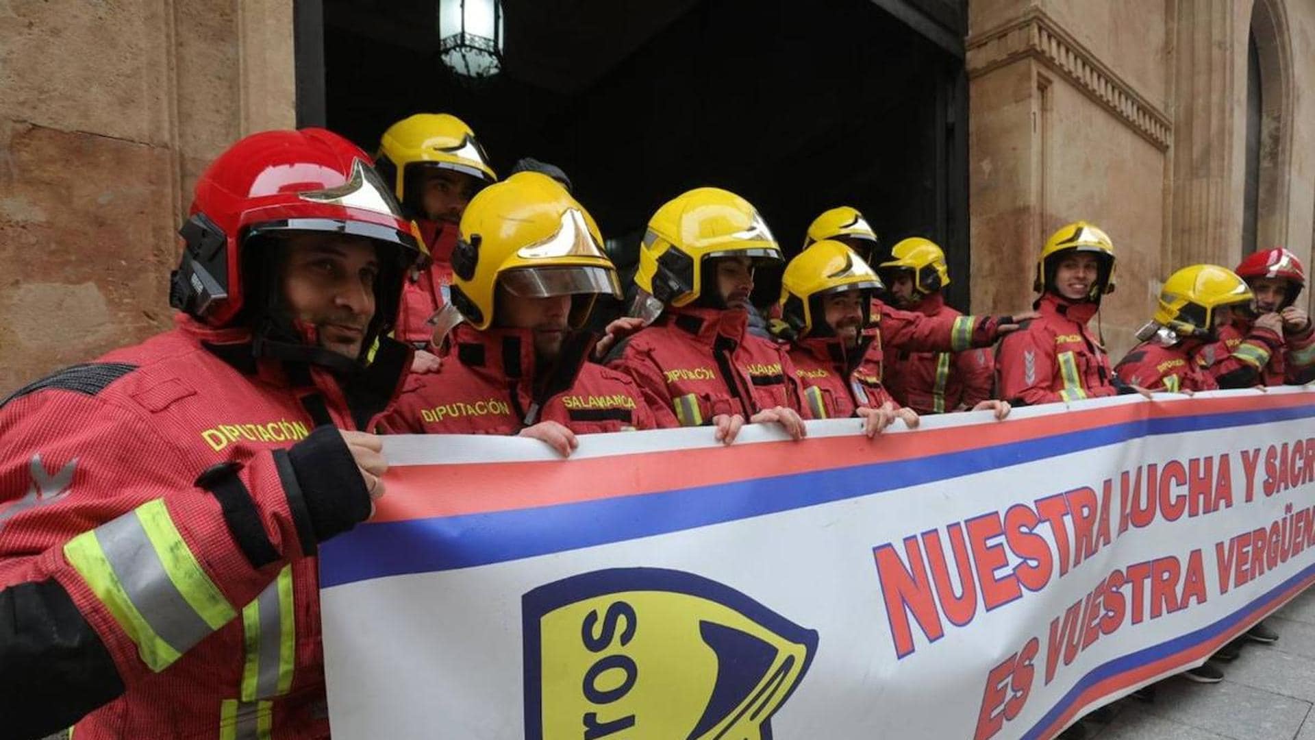 Nueva concentración de los bomberos de Salamanca por la «profesionalización» del sector