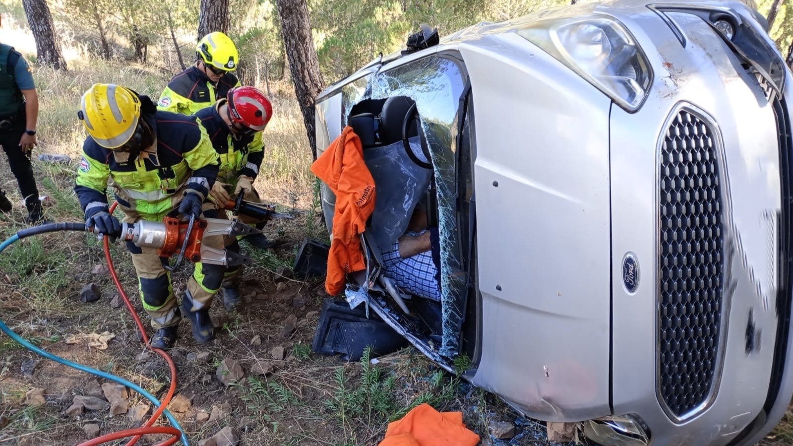Herido y atrapado en su coche tras caer por un terraplén de 4 metros en una carretera onubense