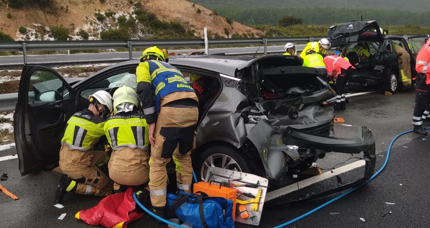 Accidente múltiple en Álava ¡8 heridos y corte de autopista!