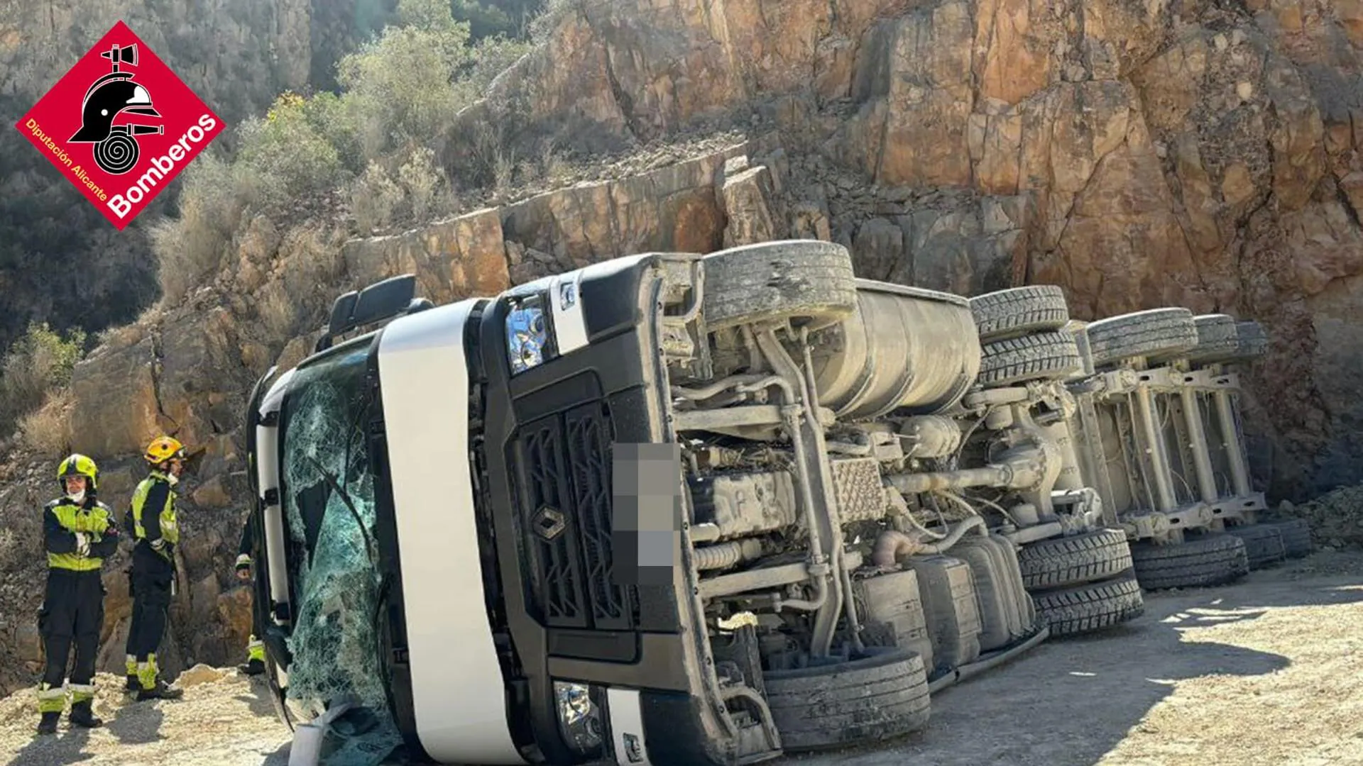 El conductor de un trailer queda atrapado tras volcar en el Racó de l´Infern