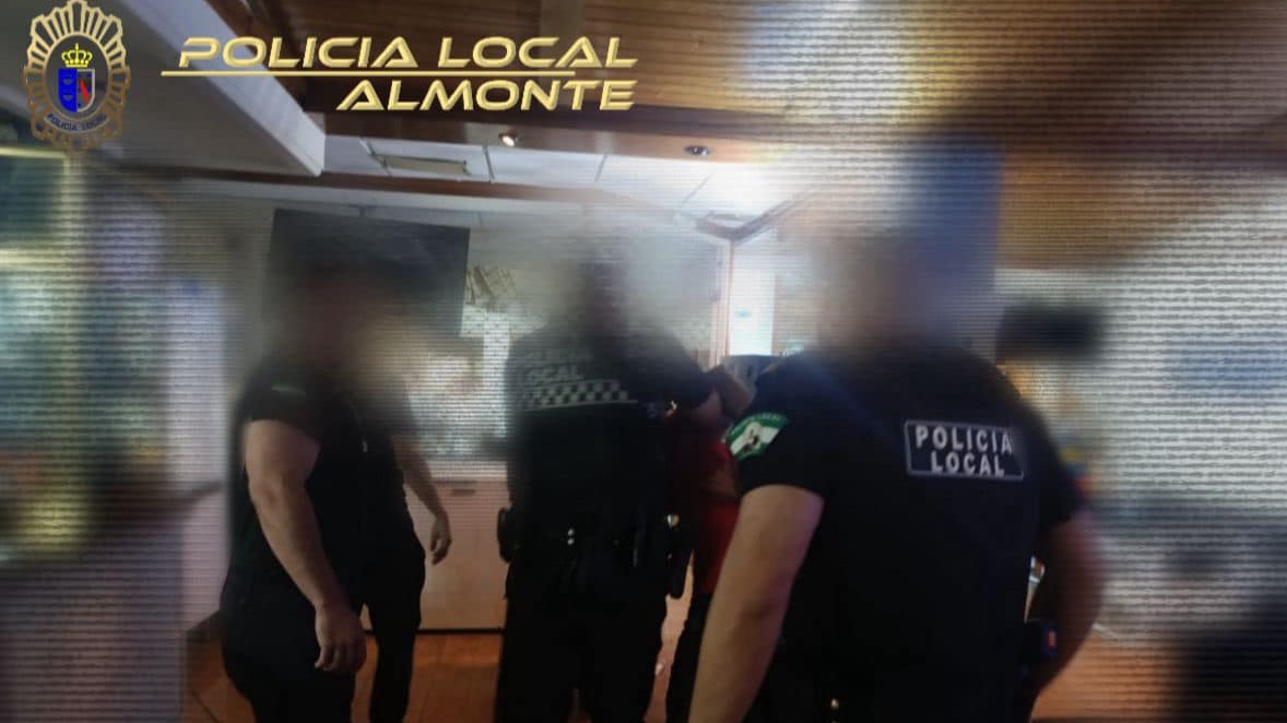 Intensa madrugada en Almonte: Una reyerta, un robo con violencia, varios ensangrentados y dos detenidos