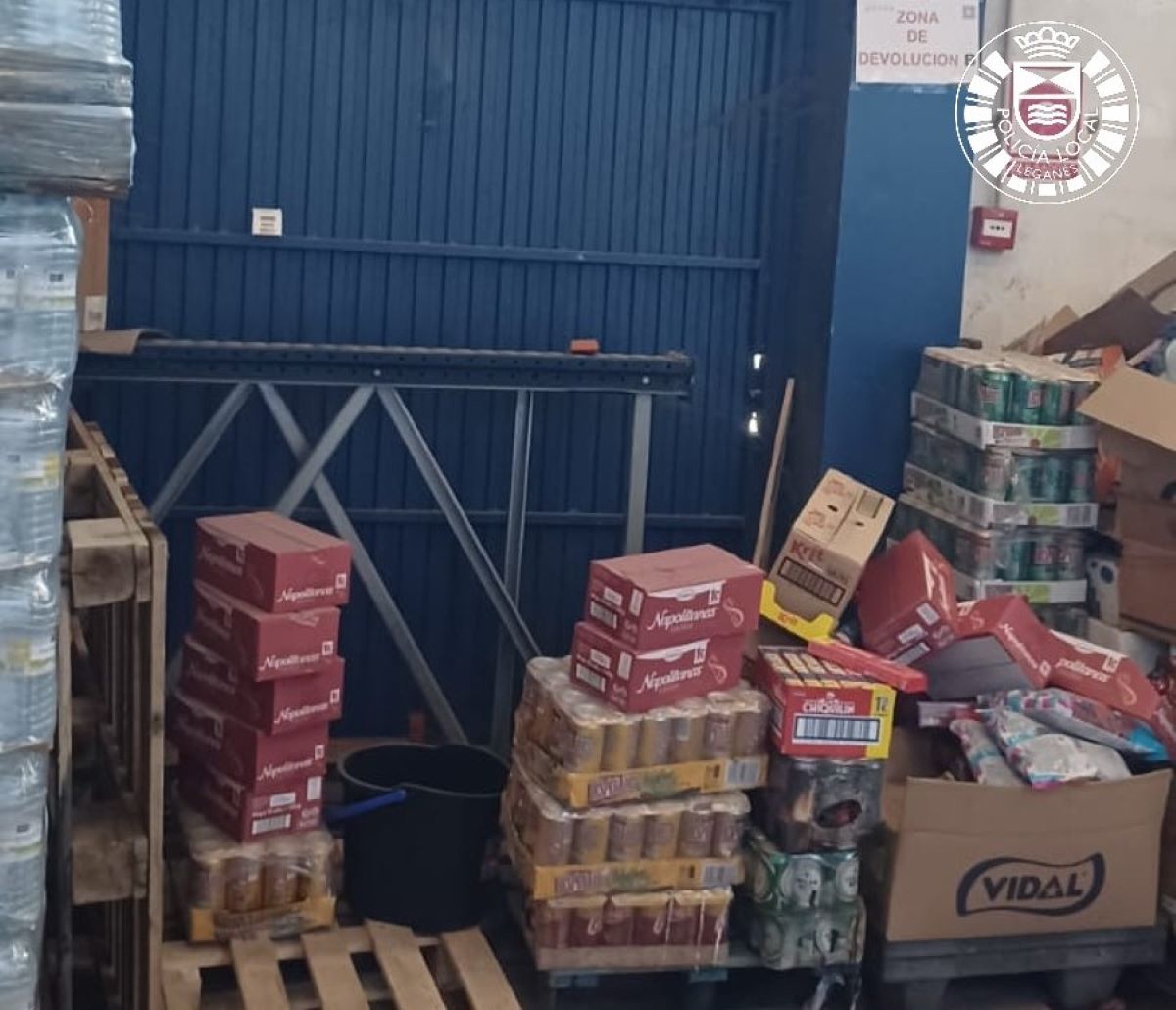 Potitos caducados para bebé y puertas obstruidas: los horrores de un almacén en Leganés