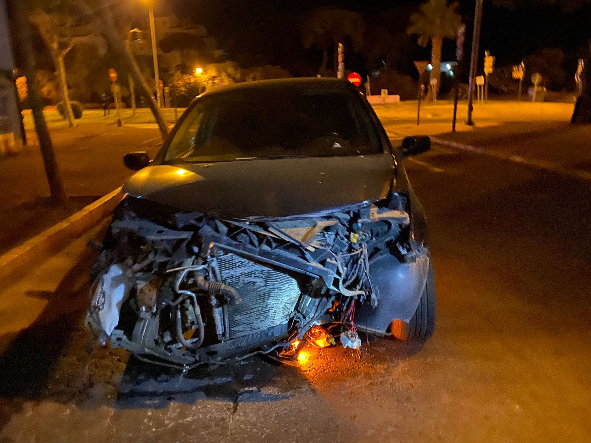 Aparatoso accidente tras la colisión de dos vehículos