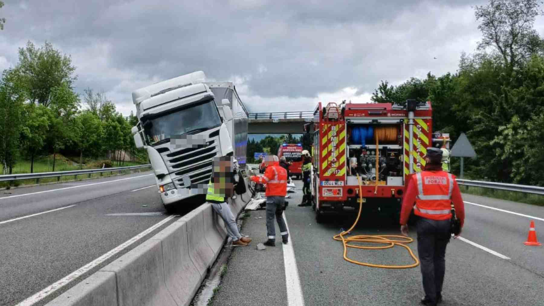 Una aparatoso accidente obliga a cortar el tráfico en una importante autovía en Navarra