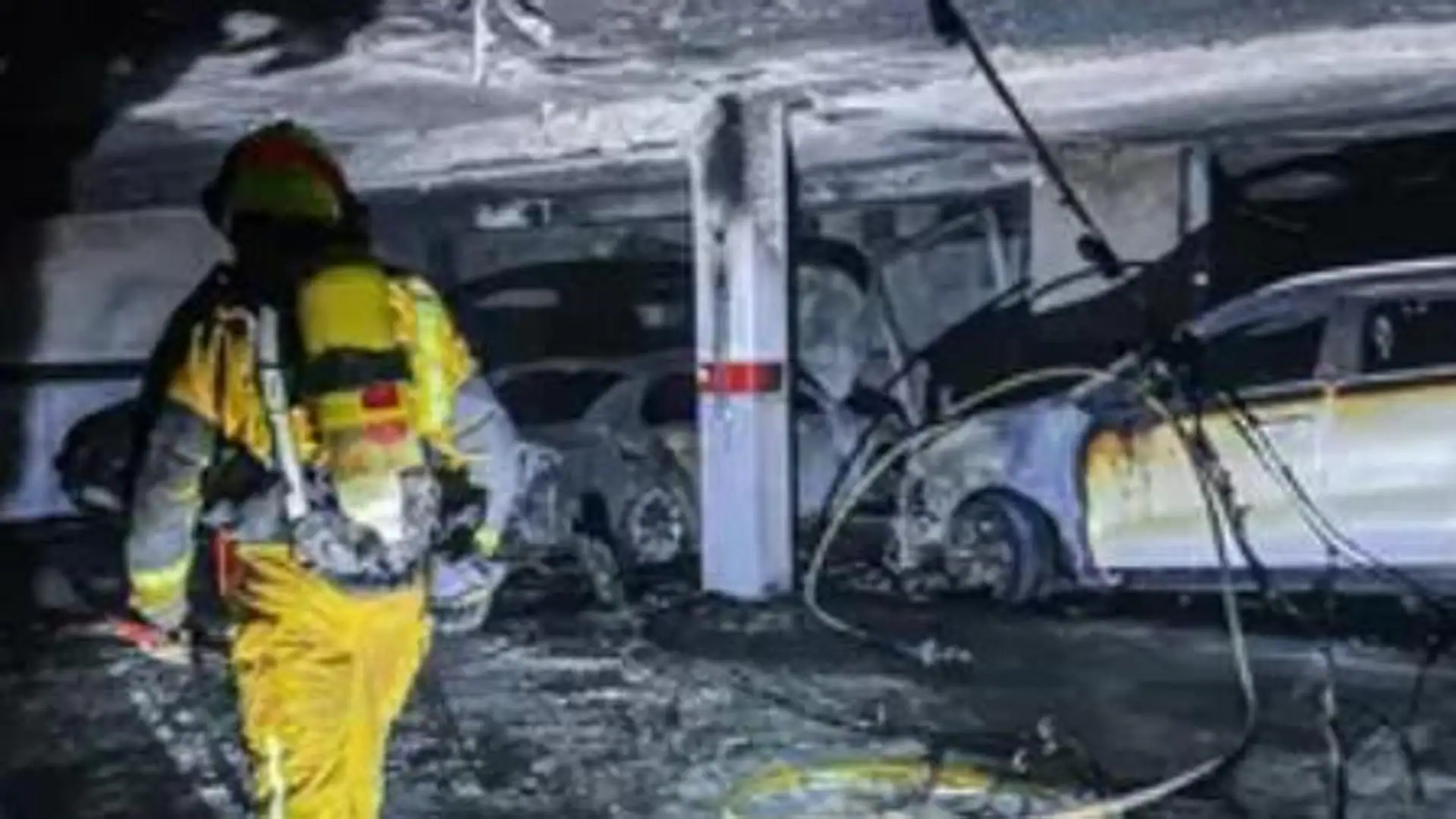 Sucesos en Alicante e incendio | Un aparatoso incendio calcina cuatro vehículos en un garaje de Benidorm