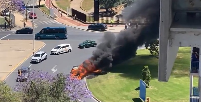 Susto en Huelva: Sale ardiendo un coche con una mujer y su hija en el interior