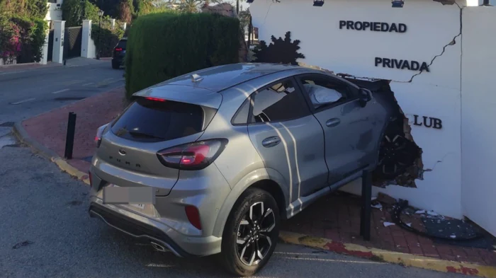 Empotra el coche contra el muro de una urbanización de Marbella y huye tras el siniestro