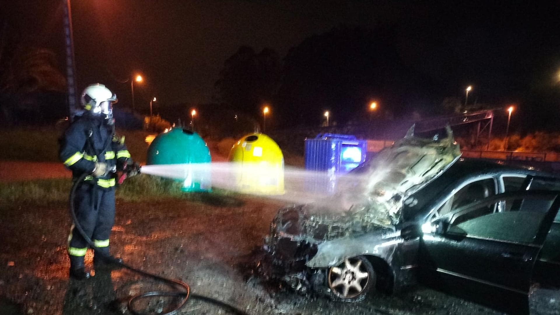 Extinguido el incendio de un vehículo que ardió esta noche en Llanera