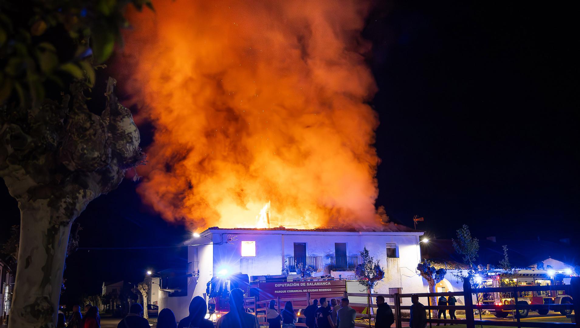 Los Bomberos sofocan un aparatoso incendio en dos viviendas de Águeda