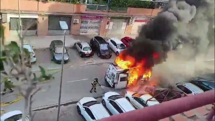 Susto en la urbanización murciana de Los Rectores: el fuego originado en un vehículo se propaga a otros tres