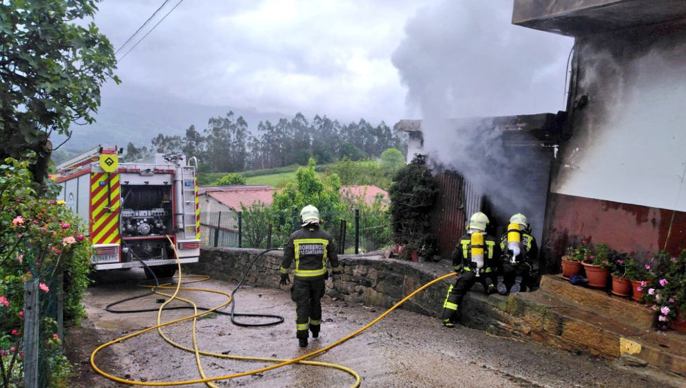 Extinguido un incendio en una caseta de aperos en Llerana