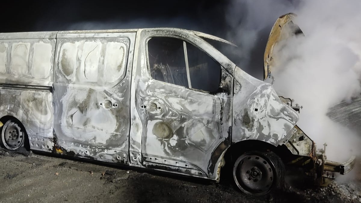 Los bomberos de Ayamonte intervienen el incendio de una furgoneta cerca de la autopista para Portugal