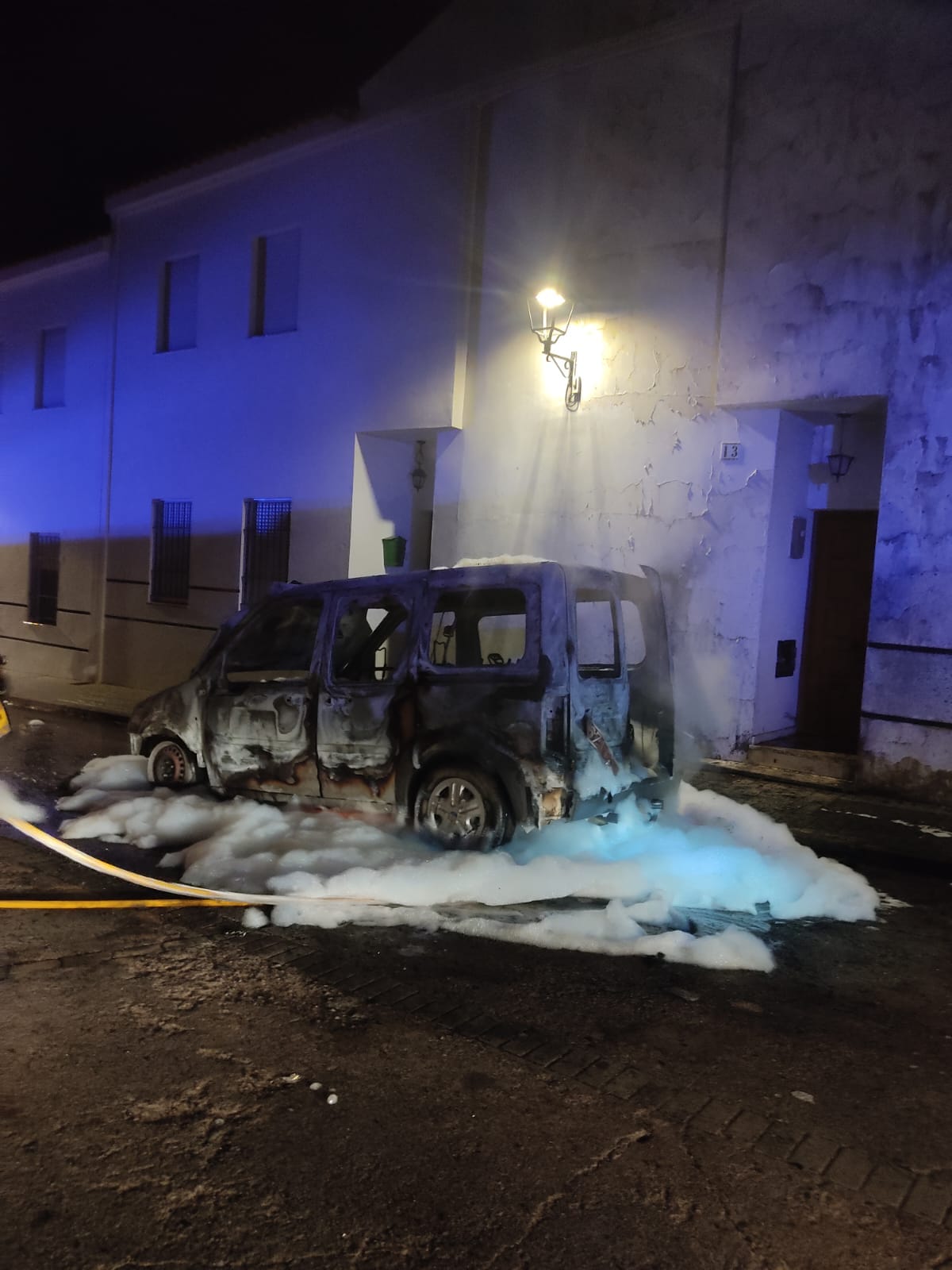 Imágenes del vehículo totalmente calcinado tras el incendio. Fuente: Facebook de Sab Bomberos Huelva