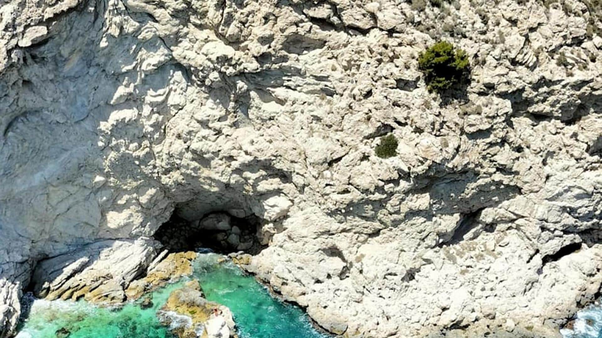 Espectacular rescate de una mujer tras cinco horas atrapada en los acantilados de Villajoyosa