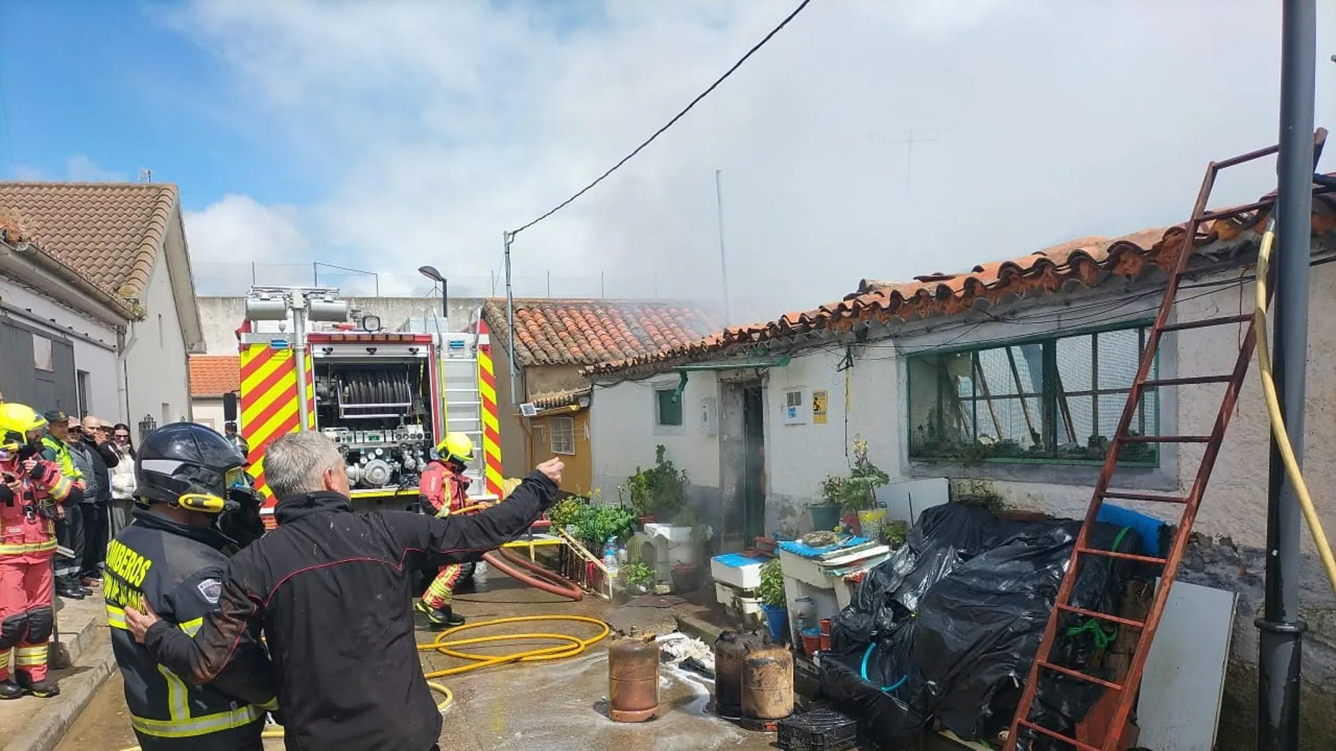 Bomberos y Guardia Civil se unen para evitar catástrofe en incendio de La Fuente de San Esteban