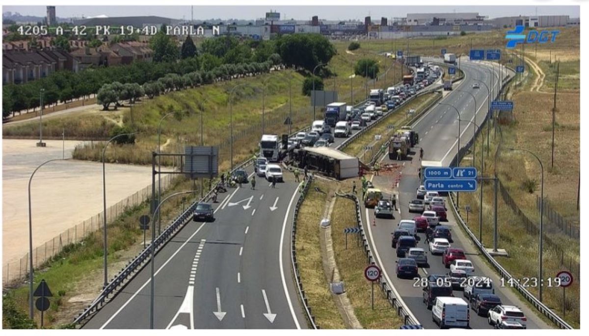 Caos en la A-42 por el vuelco de un camión a la altura de Parla