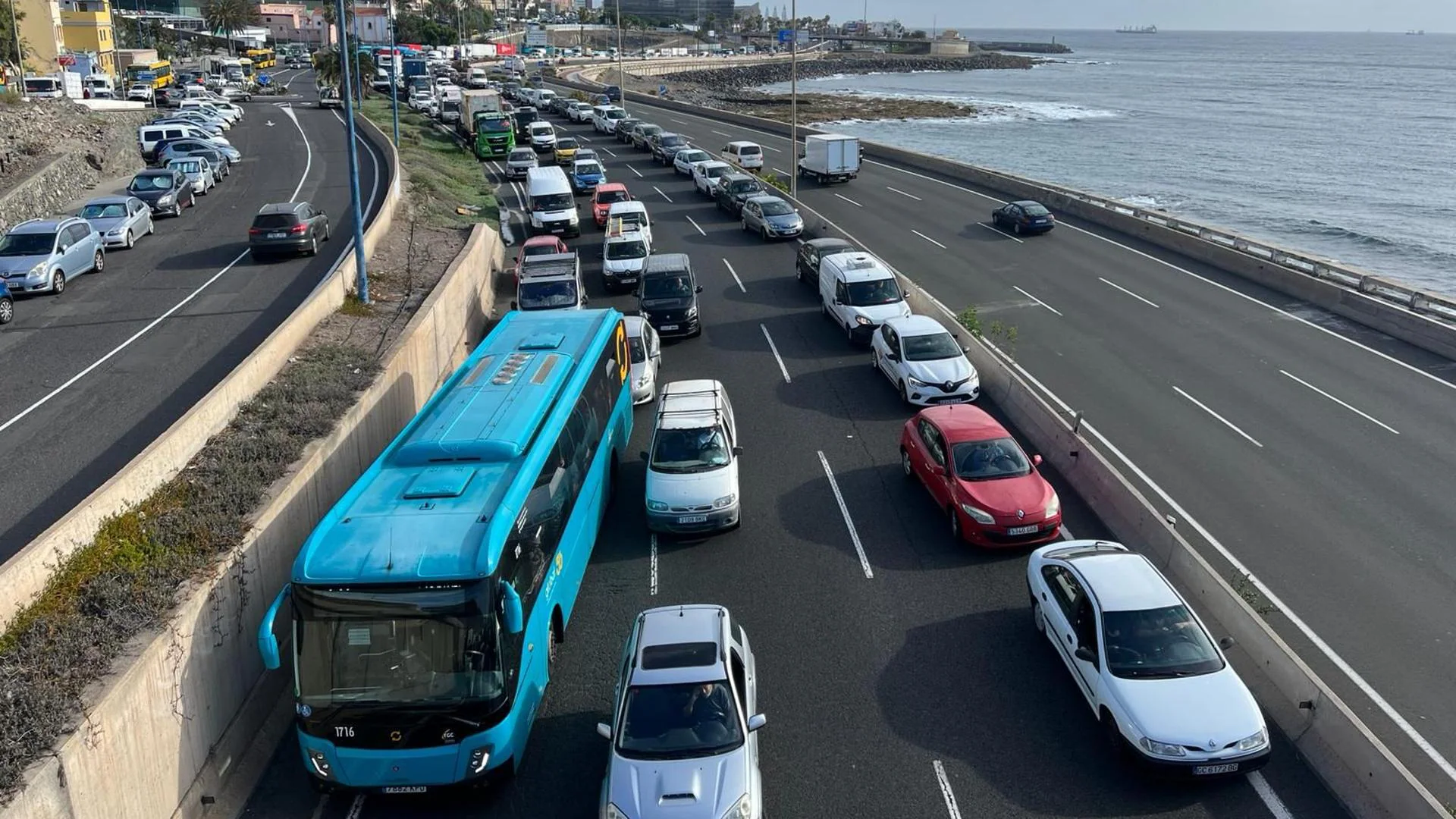 Caos en la GC-1: el incendio de un camión provoca atascos y el cierre del túnel Adolfo Cañas