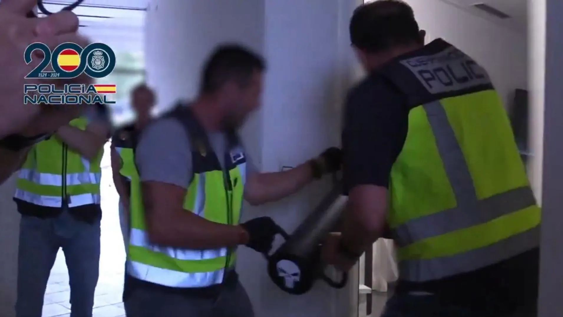 Capturan en vídeo la entrada y registro de la casa del detenido por atropello de un niño en Valencia, encontrando el vehículo implicado en el garaje