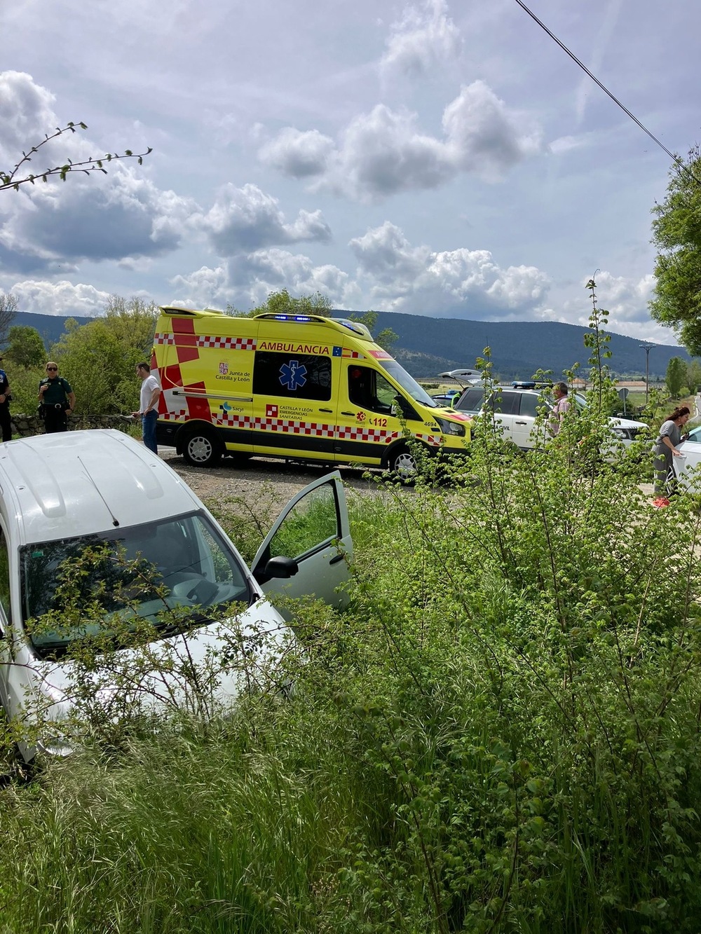 Choque entre dos vehículos deja a una mujer y un hombre heridos en la Carretera del Molino de El Espinar