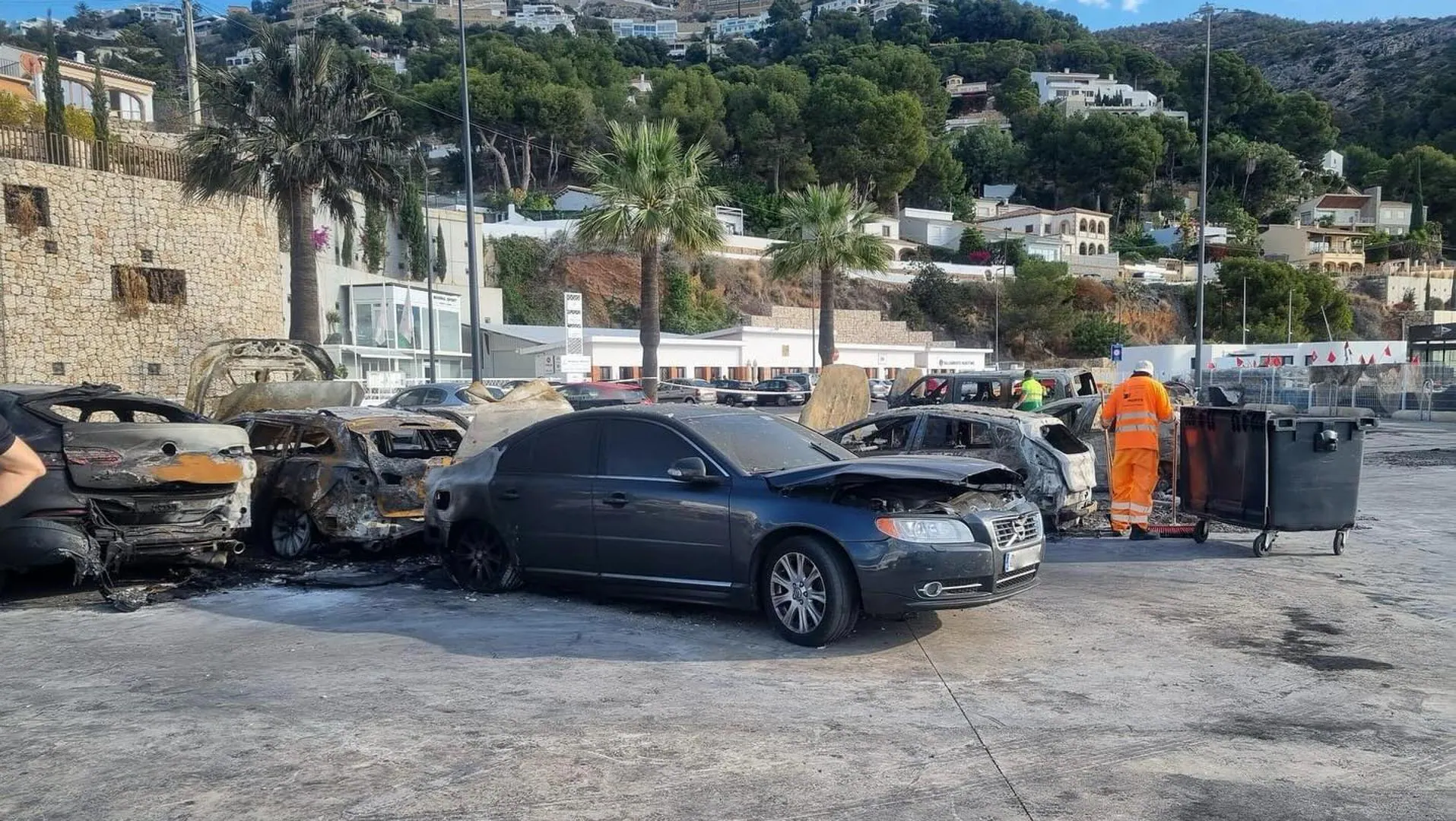 Comienzan trabajos de limpieza tras incendio devastador en Xàbia que afectó a 34 vehículos