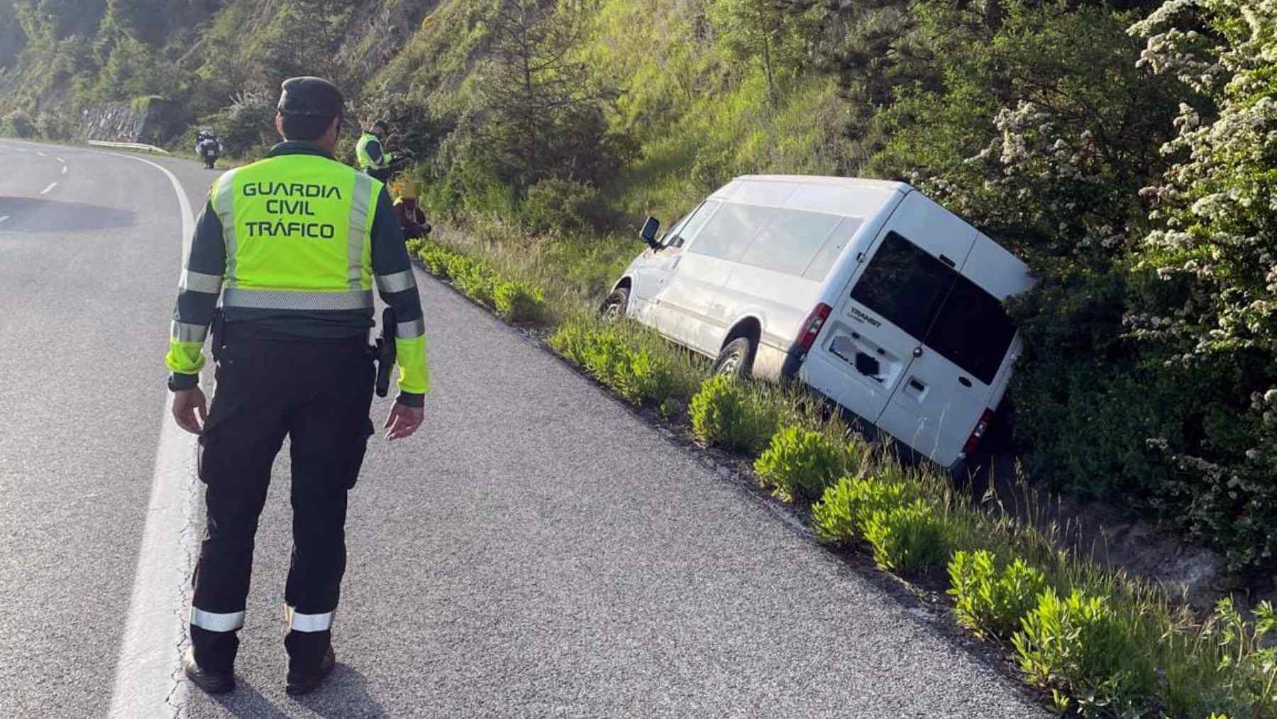 Conductor de furgoneta resulta herido al chocar contra talud en la autovía A-15