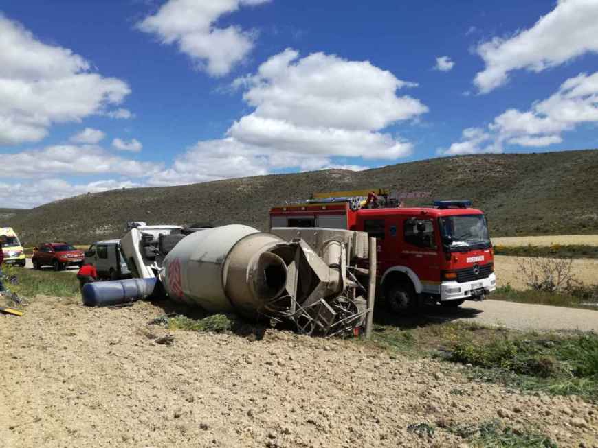 Herido conductor de hormigonera tras volcar en La Riba de Escalote