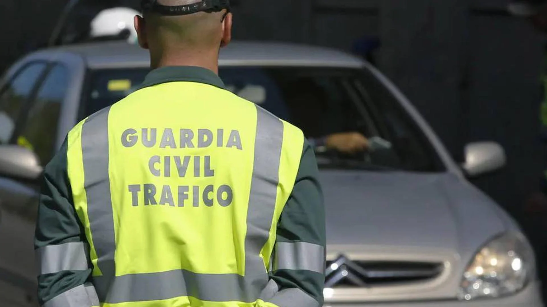 Huye de un control de la Guardia Civil en Gijón con un alijo de marihuana en el coche y acaba chocando con un camión