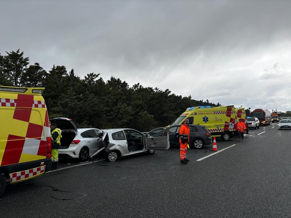 Cuatro heridos en grave accidente múltiple en la AP-6 cerca del límite entre Segovia y Ávila