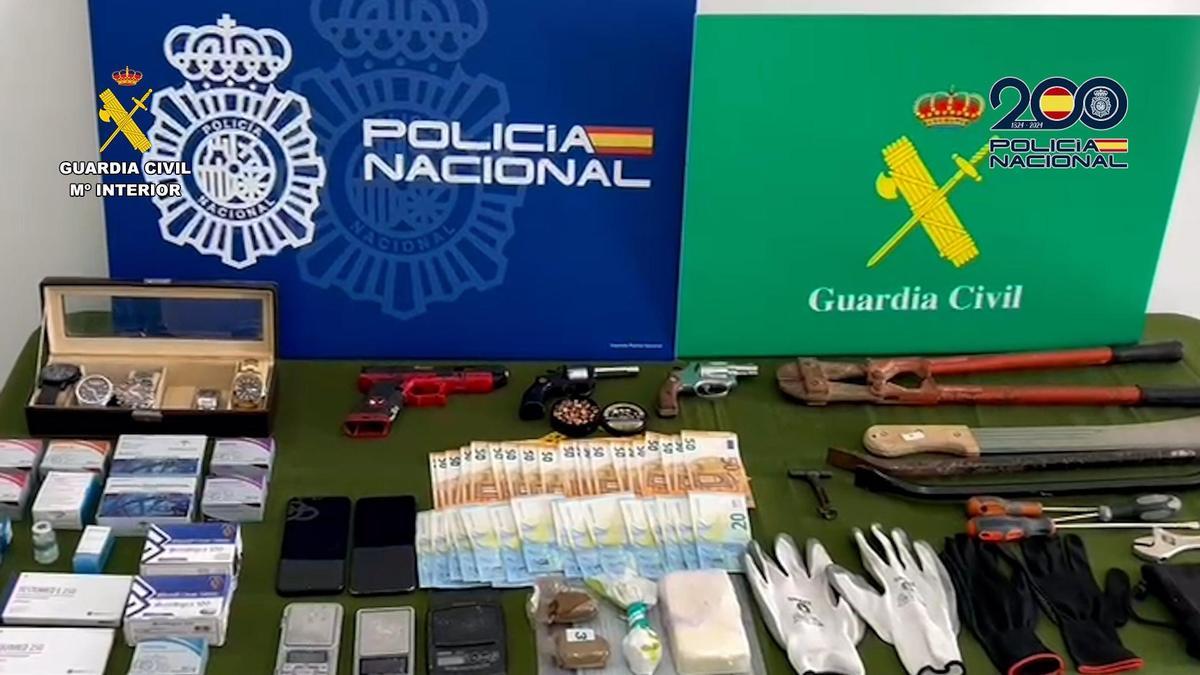 Objetos, armas, y dinero requisados a los detenidos.