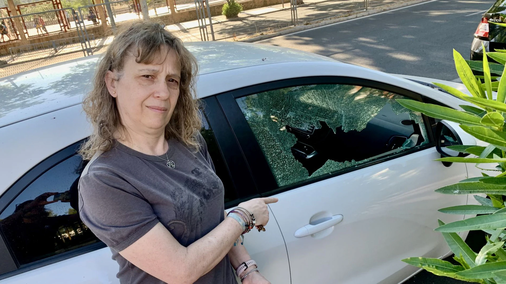 Aparecen una decena de coches con los cristales rotos en la avenida de Cervantes de Cáceres