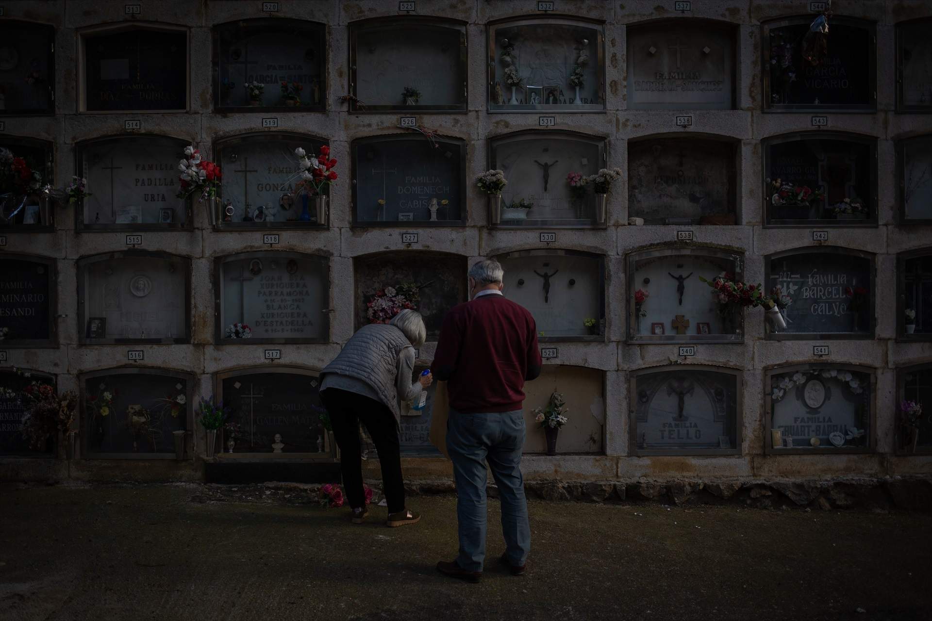 EuropaPress 3405057 dos personas colocan flores nicho cementerio montjuic barcelona catalunya