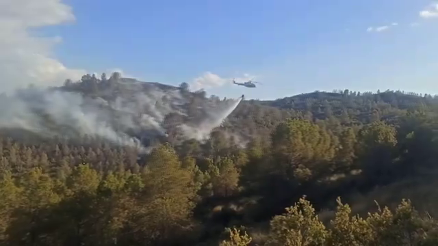 Un helicóptero se desplaza para extinguir un incendio en la Sierra de San Miguel en Calasparra