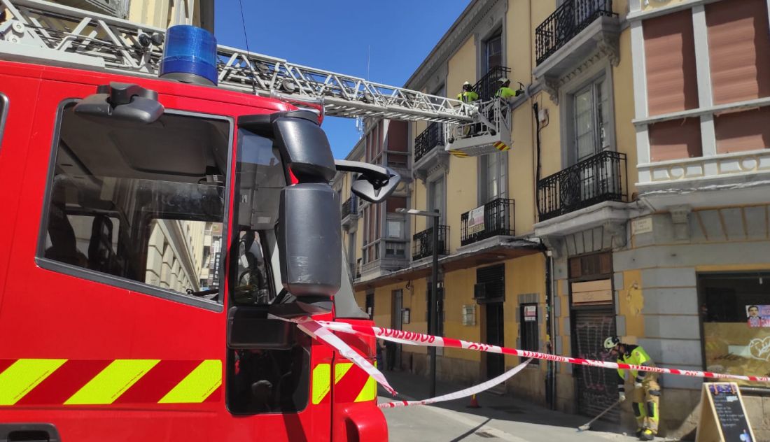 Los bomberos trabajan en el desprendimiento de una fachada en una calle céntrica de Zamora