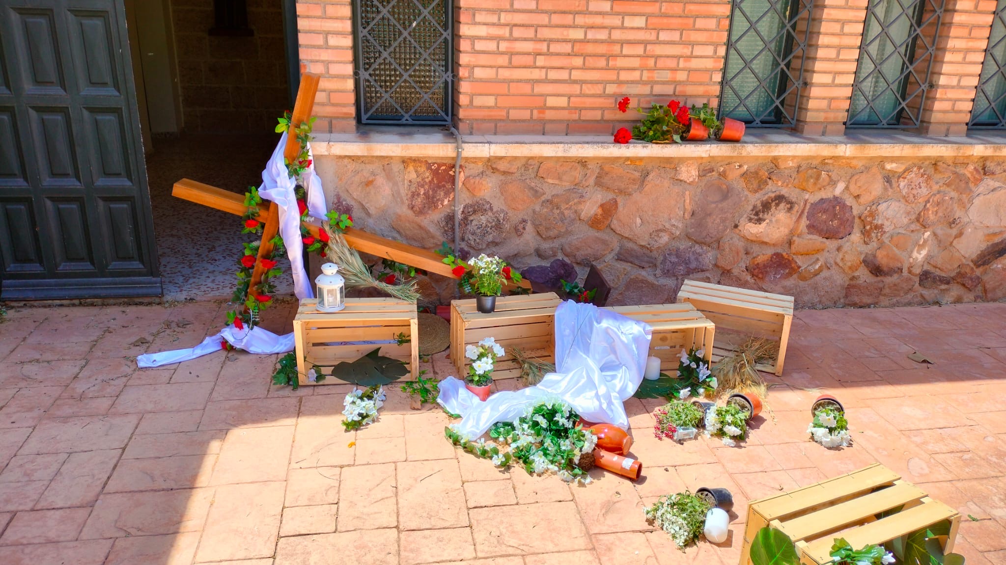 Destruyen intencionalmente la Cruz de Mayo en el Centro Parroquial de San Antonio de Padua