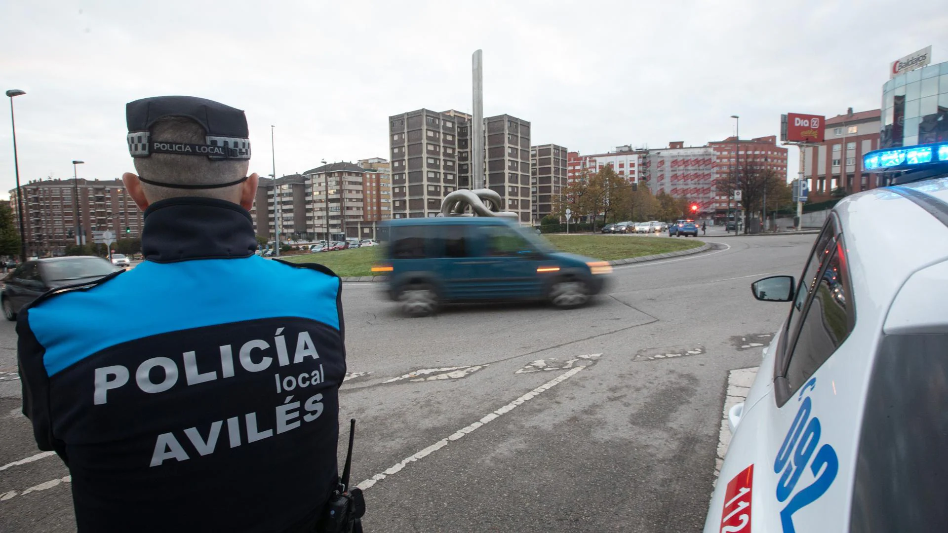 Pillan en Avilés a un joven rajando un neumático y a un menor robando en un Punto Limpio