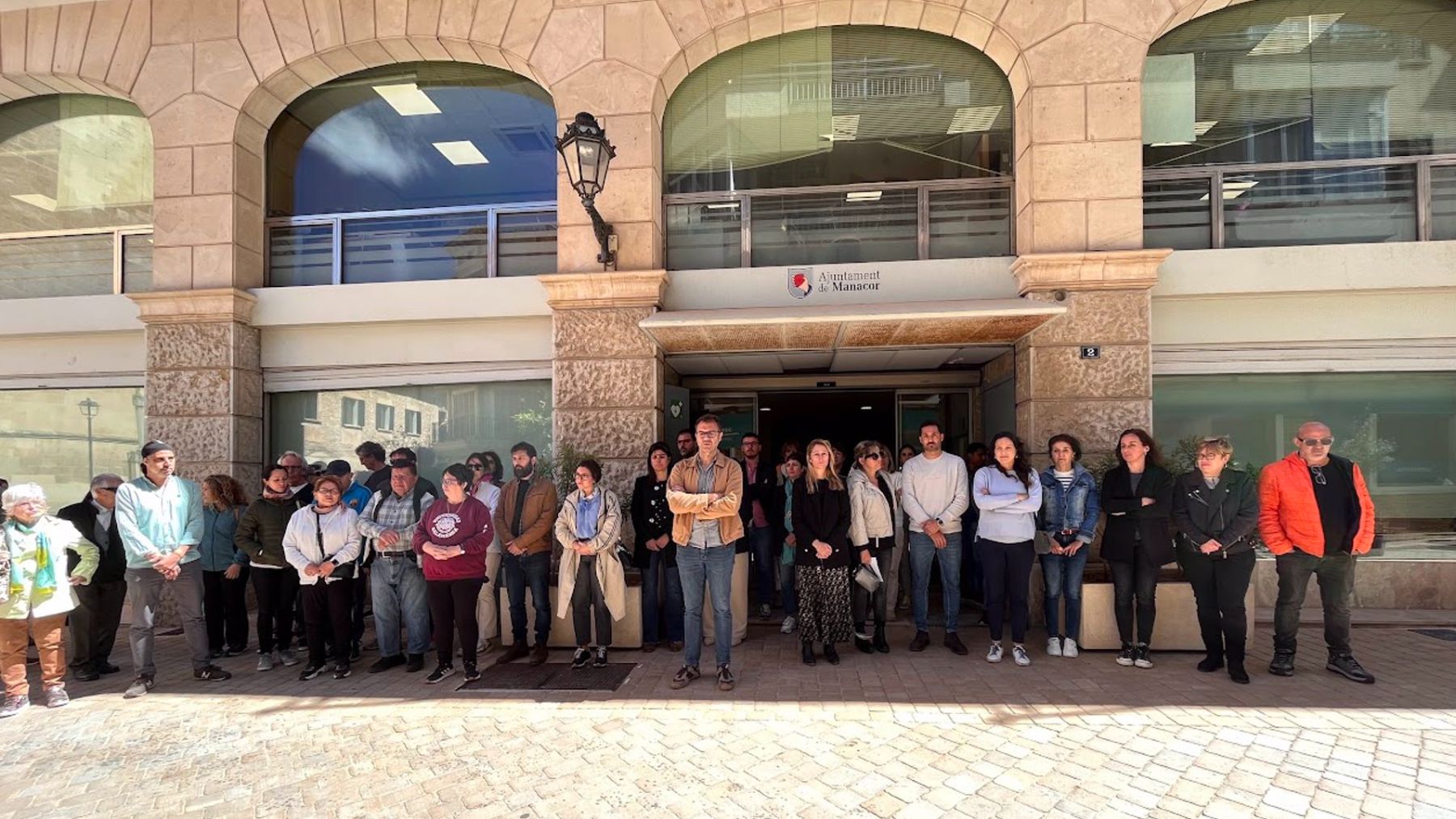 Manacor guarda un minuto de silencio en señal de duelo y respeto por las víctimas del doble crimen