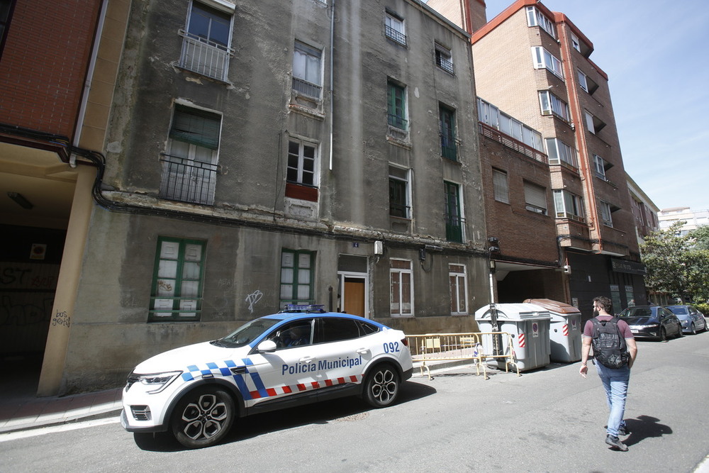 Dos de los cinco okupas de la calle Olmedo dejan la vivienda