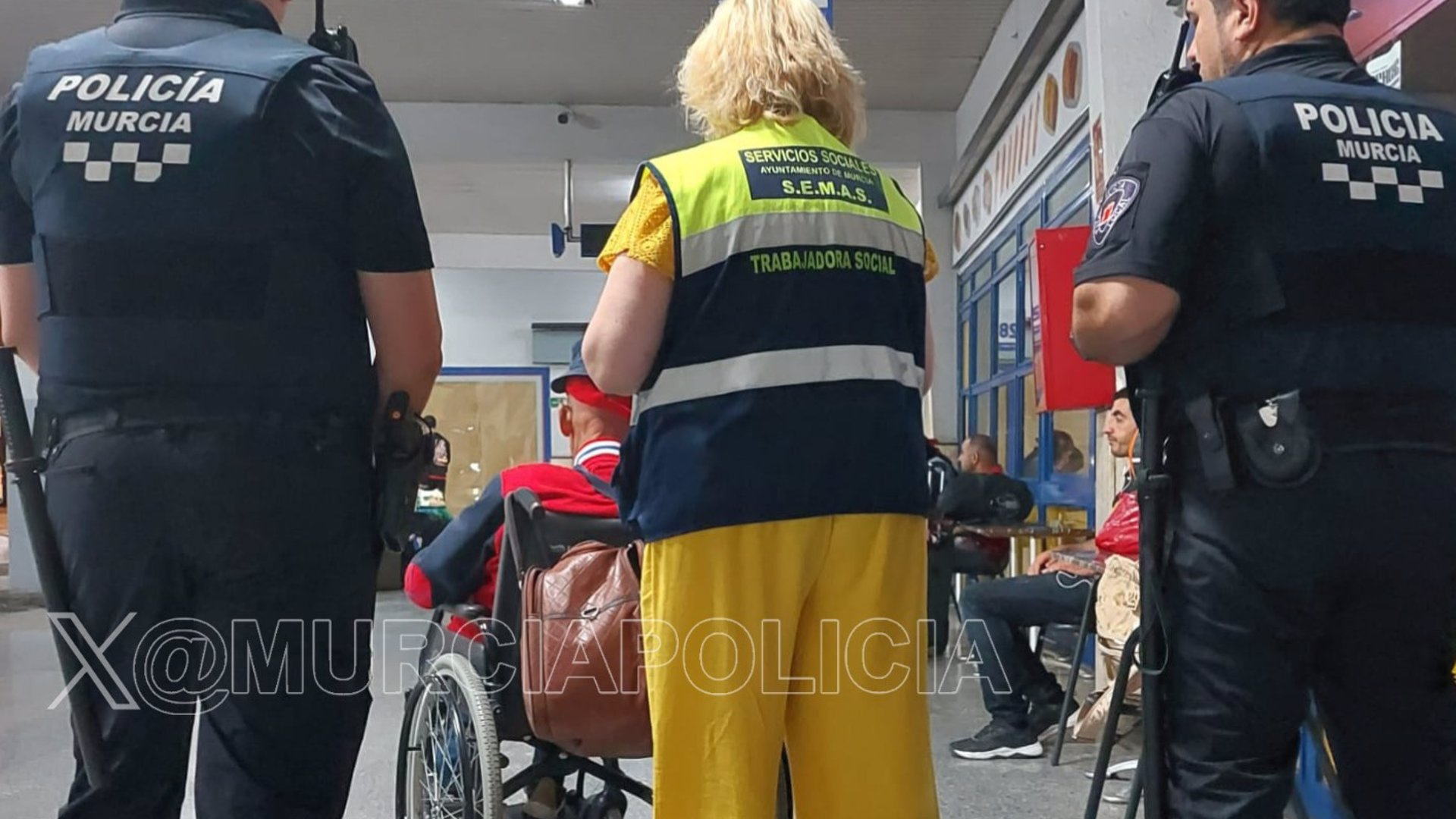 Asisten a un anciano con demencia que llegó a Murcia desde Toledo