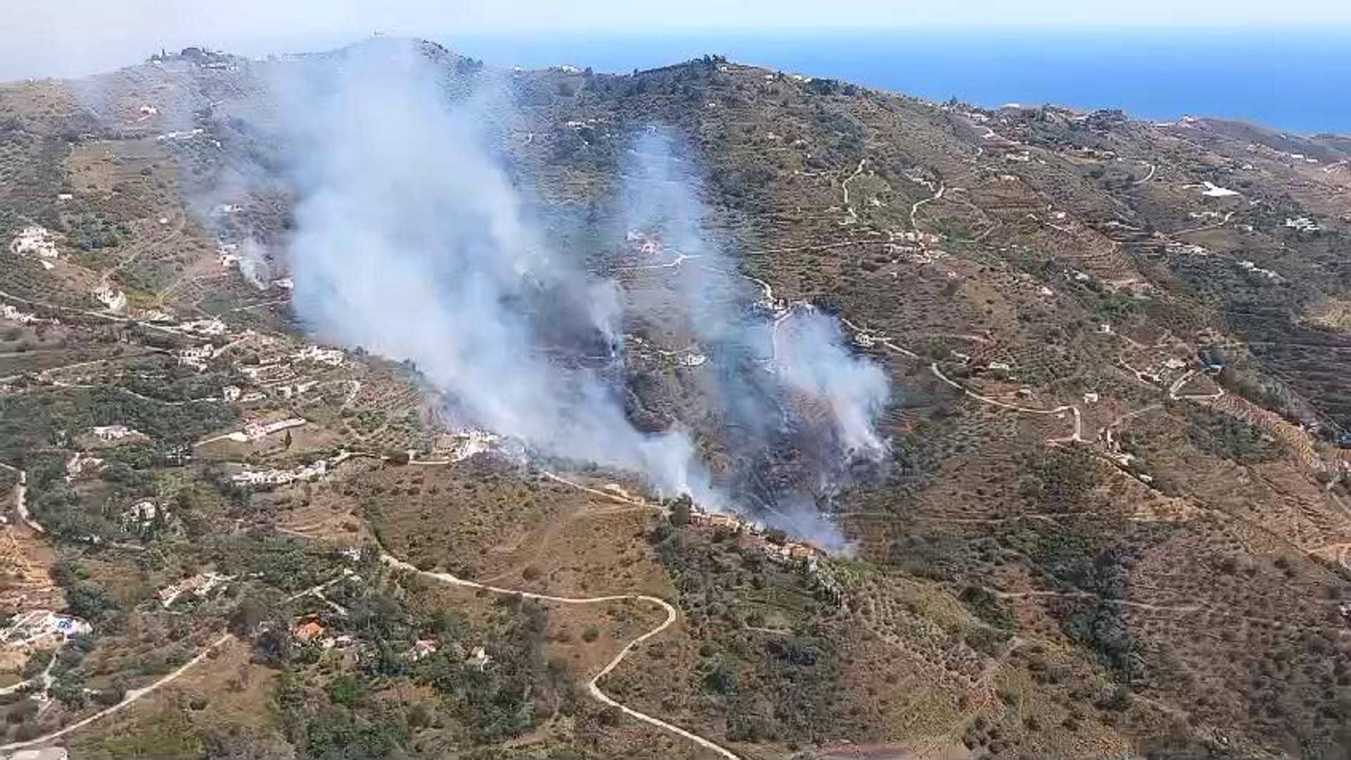 Sucesos Málaga: Desalojan varias viviendas por el incendio forestal en Torrox