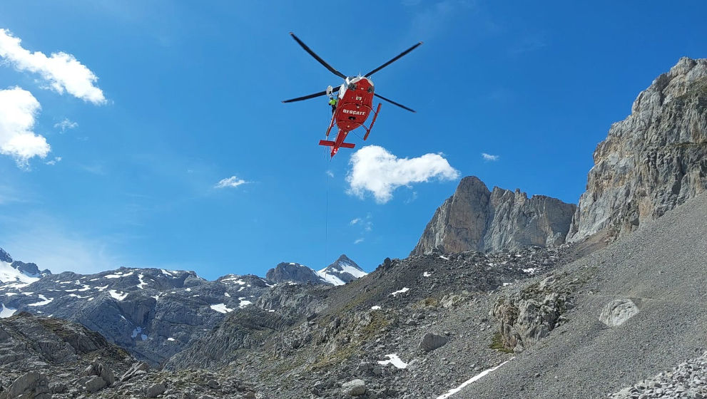 Equipo de emergencias del 112 rescata a senderista belga lesionada en los Picos de Europa