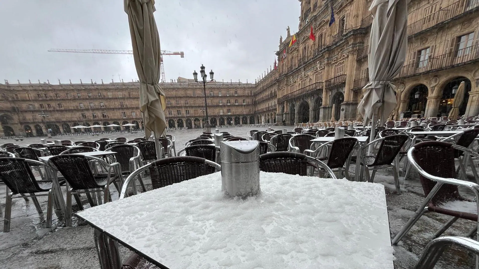 Espectacular granizada cubre de hielo el centro de Salamanca en pleno festivo por el Día del Trabajo