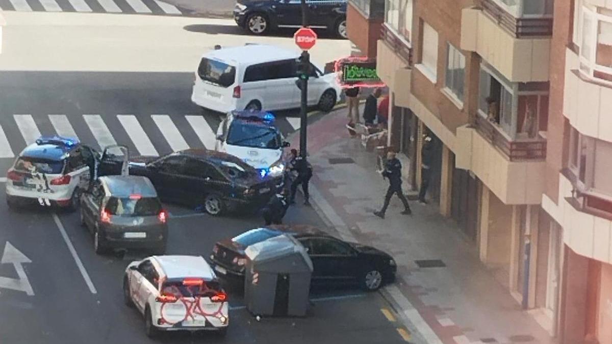 Un momento de la detención del vehículo entre varias patrullas de Policía Local, antes de huir.