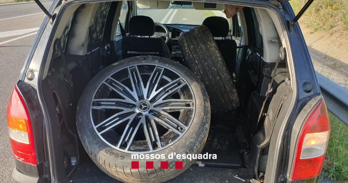 Roban 76 ruedas de 19 coches de alta gama en un concesionario de Lleida